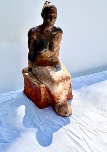 Sitzende Frau